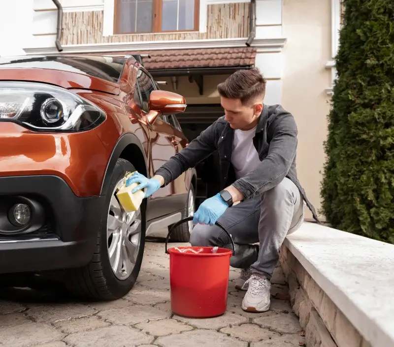 Lavage auto à domicile Bourgs sur Colagne : professionnel intervenant sur un véhicule